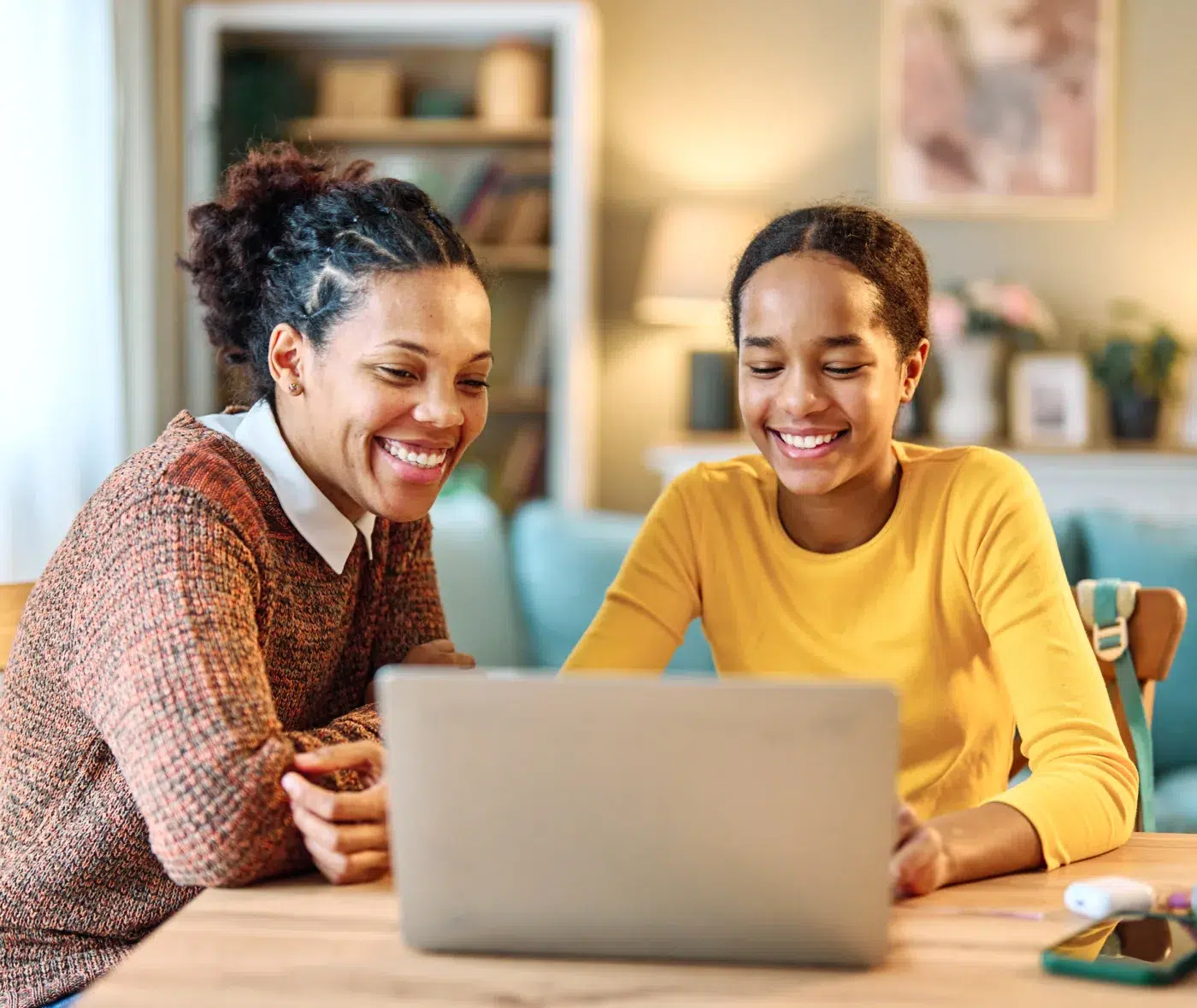 A mother teaches her daughter about finances - Community Choice Credit Union